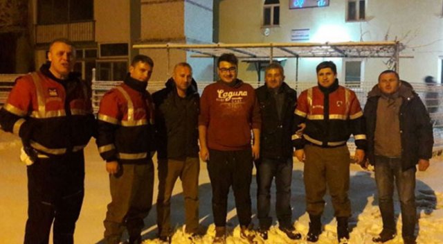 Kar nedeniyle ormanda mahsur kalan aile kurtarıldı