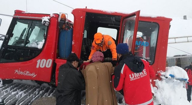 Kar sebebiyle mahsur kalan hastalara kurtarma operasyonu Kar sebebiyle mahsur kalan hastalara kurtarma operasyonu