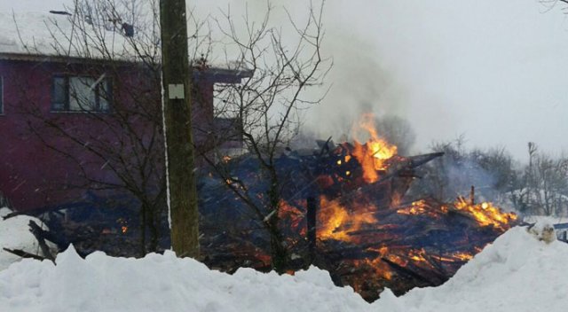 Kastamonu’da 2 katlı ahşap ev kül oldu Kastamonu’da 2 katlı ahşap ev kül oldu