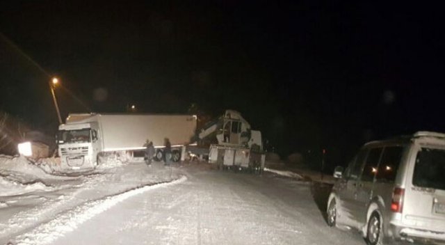 Kayan tır yolu ulaşıma kapattı Kayan tır yolu ulaşıma kapattı