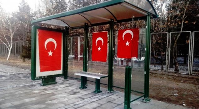 Kayseri'de 14 askerin şehit olduğu durak Türk bayraklarıyla donatıldı Kayseri'de 14 askerin şehit olduğu durak Türk bayraklarıyla donatıldı
