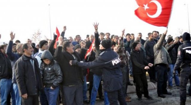 Kayseri halkı saldırının olduğu alana akın etti Kayseri halkı saldırının olduğu alana akın etti
