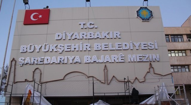 Kayyum Başkan tabelayı yeniledi