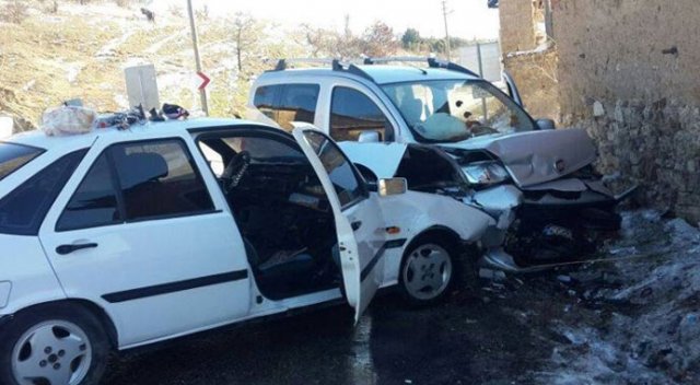 Kütahya'da feci kaza: 10 yaralı Kütahya'da feci kaza: 10 yaralı