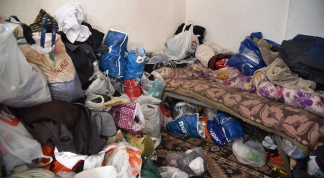 Manisa&#039;da bir evden dört kamyon çöp çıktı