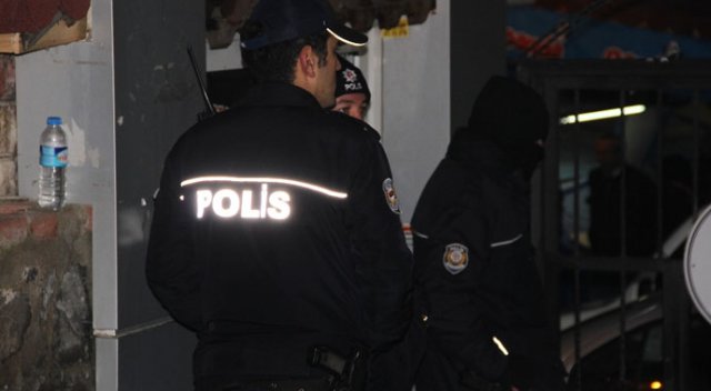 Meslektaşları ve yakınları şehit polisin evinde Meslektaşları ve yakınları şehit polisin evinde