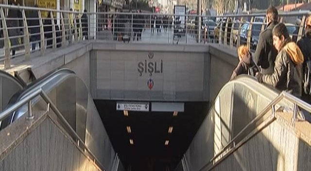 Metroda elektrikler kesildi, vatandaş belediyeye isyan etti Metroda elektrikler kesildi, vatandaş belediyeye isyan etti