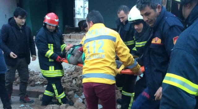 Metruk evin duvarı yıkıldı, 1 kişi göçük altında kaldı