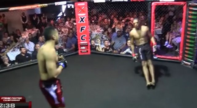 MMA dövüşçüsü bir anda yere yığıldı MMA dövüşçüsü bir anda yere yığıldı