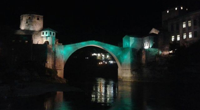 Mostar Köprüsü Halep için ışıklandırıldı Mostar Köprüsü Halep için ışıklandırıldı
