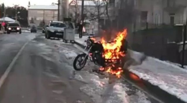 Motosiklet alev alev yandı Motosiklet alev alev yandı