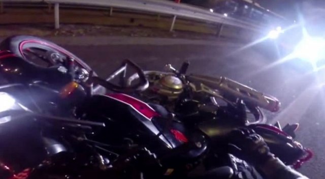 Motosikletin emniyet şeridinde duran araca çarpma anı kamerada