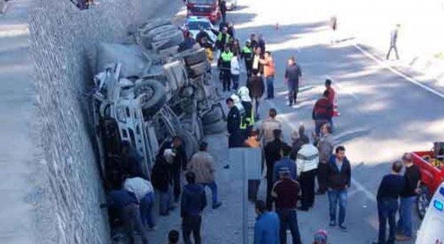 Muğla&#039;da freni boşalan TIR duvara çarptı: 1 ölü