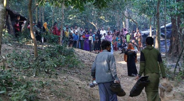 Myanmar ordusu Rohingyalara ait bin 500 binayı yaktı Myanmar ordusu Rohingyalara ait bin 500 binayı yaktı