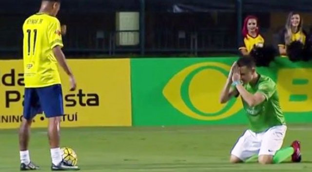 Neymar'ın rakibi, çalım atmaması diz çöküp yalvardı