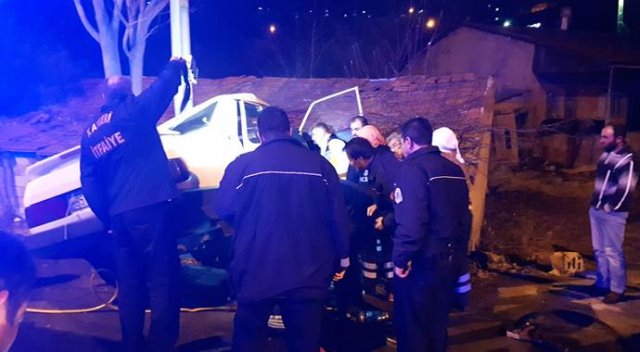 Otomobil evin duvarına çarptı, 4 yaralı var Otomobil evin duvarına çarptı, 4 yaralı var