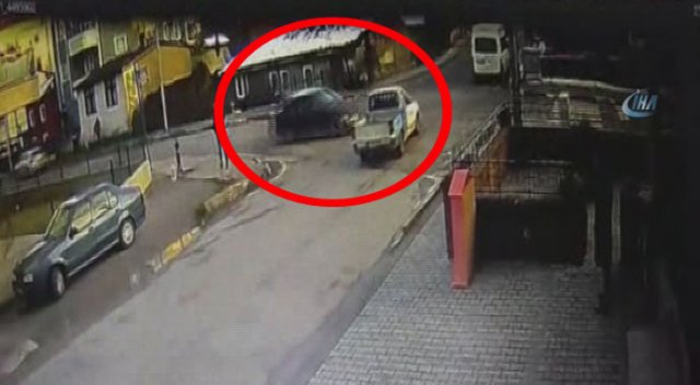 Otomobil ile kamyonetin çarpışma anı güvenlik kamerasında Otomobil ile kamyonetin çarpışma anı güvenlik kamerasında