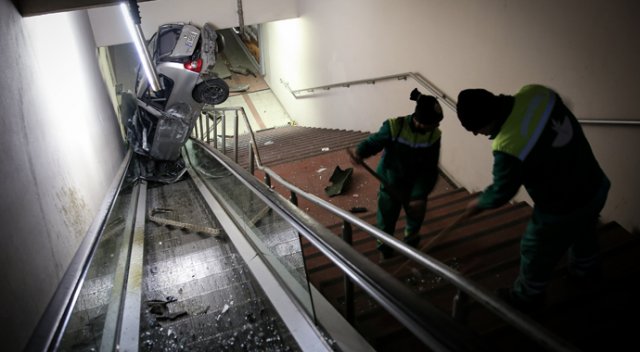 Otomobil metro yaya alt geçidine uçtu Otomobil metro yaya alt geçidine uçtu