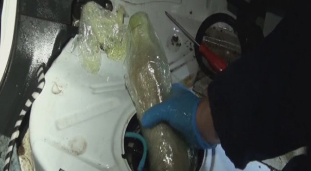 Otomobilin yakıt deposundan 11 kilo esrar çıktı Otomobilin yakıt deposundan 11 kilo esrar çıktı
