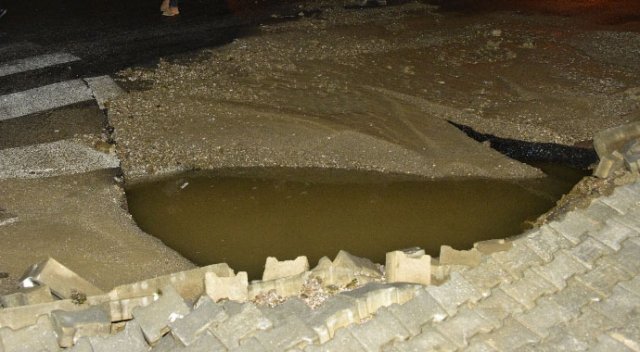 Patlayan su borusu yolda 4 metrelik çukur açtı Patlayan su borusu yolda 4 metrelik çukur açtı