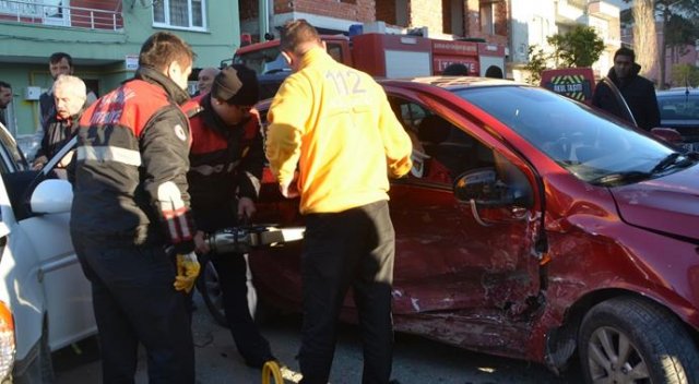 Samsun'da 2 otomobil çarpıştı: 3 yaralı