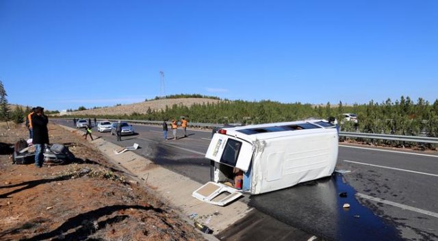 Şanlıurfa'da işçileri taşıyan minibüs devrildi, 13 yaralı var Şanlıurfa'da işçileri taşıyan minibüs devrildi, 13 yaralı var