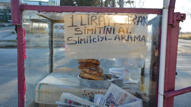 Satıcısı olmayan simit tezgahında hasılat tam