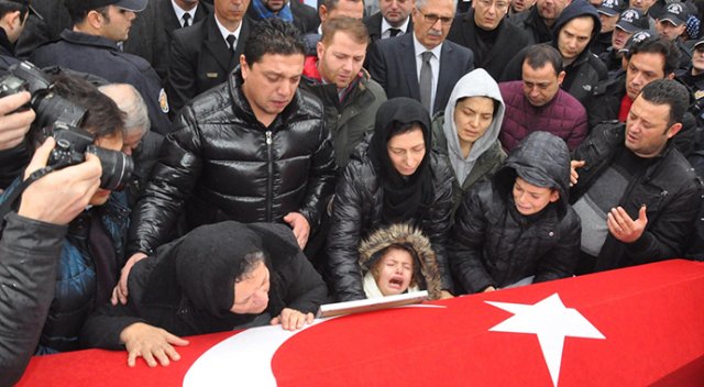Şehit Karakurdu&#039;nun çocukları cenazede gözyaşlarına boğuldu