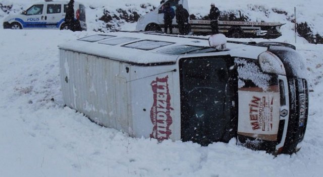 Sivas'ta öğrenci servisi devrildi: 12 yaralı Sivas'ta öğrenci servisi devrildi: 12 yaralı