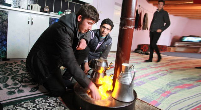 Su ararken buldukları metan gazıyla ısınıyorlar