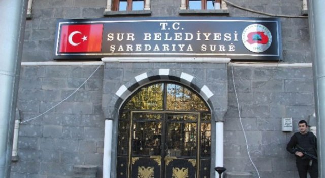 Sur Belediyesi’ne 15 yıl sonra Türk bayraklı tabela asıldı