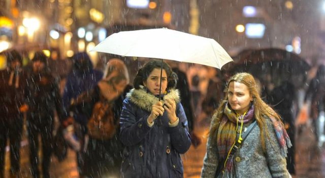 Taksim'de kar yağışı