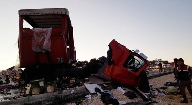 TIR'lar çarpıştı, 1 kişi hayatını kaybetti TIR'lar çarpıştı, 1 kişi hayatını kaybetti