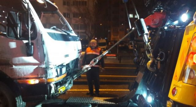 Trafik kazası E-5'i kilitledi Trafik kazası E-5'i kilitledi
