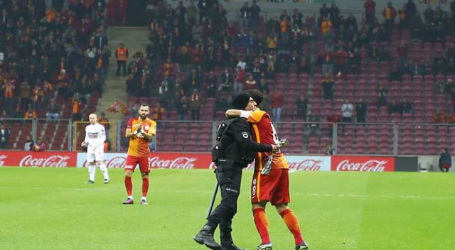TT Arena&#039;da polise müthiş destek vardı, duygusal anlar yaşandı