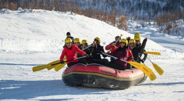 Tunceli&#039;de kar raftingi keyfi