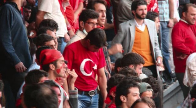 Türk takımının maçında Türkiye lehine slogan atılınca İran televizyonu yayını kesti Türk takımının maçında Türkiye lehine slogan atılınca İran televizyonu yayını kesti