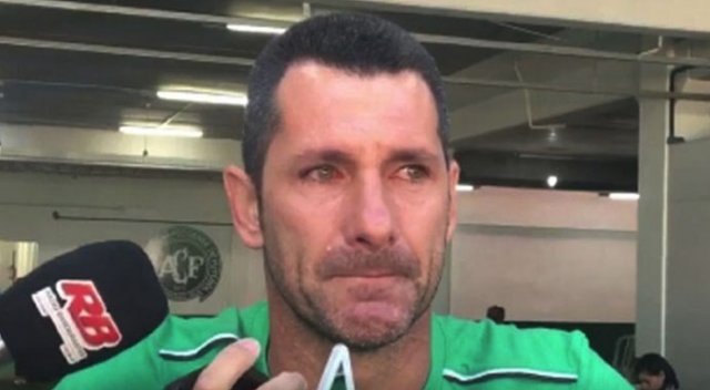 Uçak kazasının ardından ağlayarak futbolu bıraktı