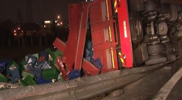 Ümraniye'de tır devrildi: 2 yaralı Ümraniye'de tır devrildi: 2 yaralı