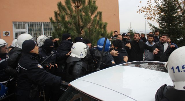 Üniversitede karşıt görüşlü öğrenciler arasında gerginlik! Üniversitede karşıt görüşlü öğrenciler arasında gerginlik!