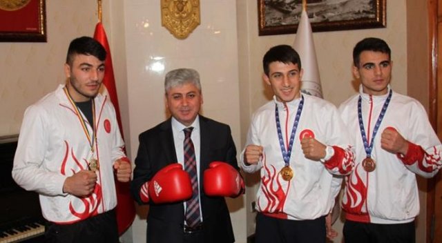 Ürkekliğini boksla yendi dünya üçüncüsü oldu Ürkekliğini boksla yendi dünya üçüncüsü oldu
