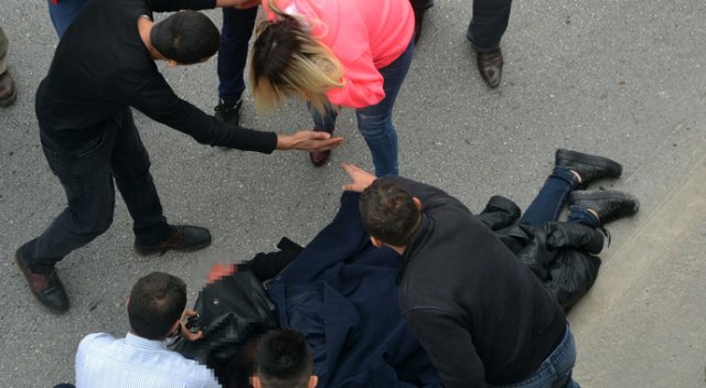 Üst geçitten atlayan kadını annesi sanınca... Üst geçitten atlayan kadını annesi sanınca...