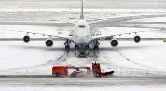 Van'da hava ulaşımına kar engeli Van'da hava ulaşımına kar engeli