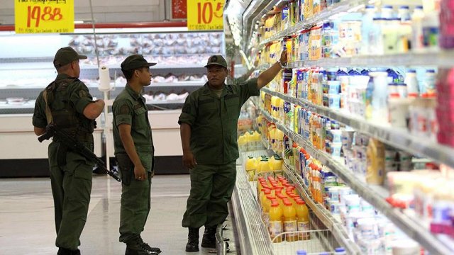 Venezuela 100 bolivarlık banknotunu tedavülden kaldırıyor Venezuela 100 bolivarlık banknotunu tedavülden kaldırıyor
