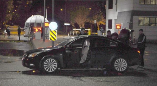 Yakıtı biten otomobil polisi alarma geçirdi