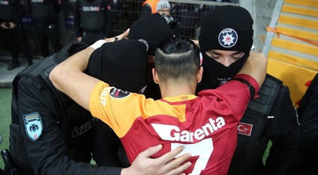Yasin'den anlamlı gol sevinci! Yasin'den anlamlı gol sevinci!