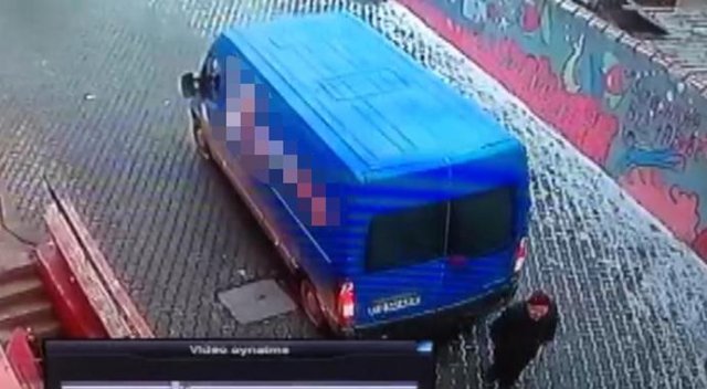 Yaşlı adam kargo aracının altında kaldı