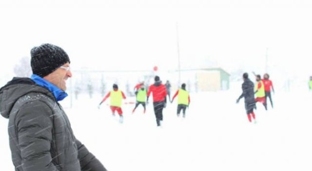 Yeni Malatyaspor karlı sahada çalıştı