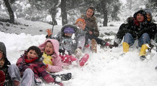 Yoğun kar yağışı nedeniyle bazı illerde okullar tatil edildi Yoğun kar yağışı nedeniyle bazı illerde okullar tatil edildi