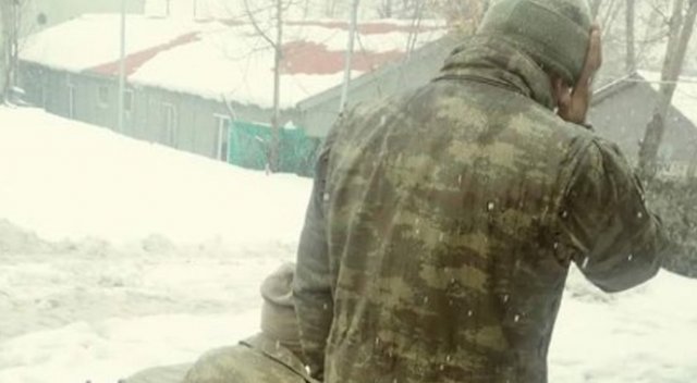Yüksekova'daki askerler kar üstünde namaza duruyor